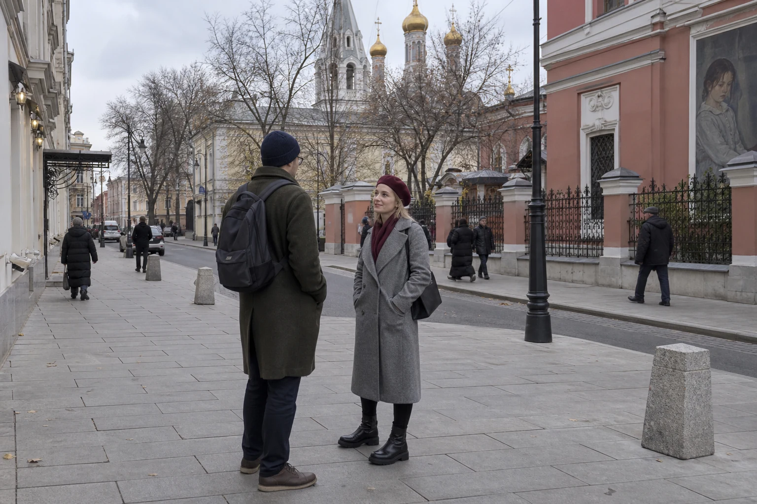 Молодой человек знакомится с девушкой на городской прогулке.