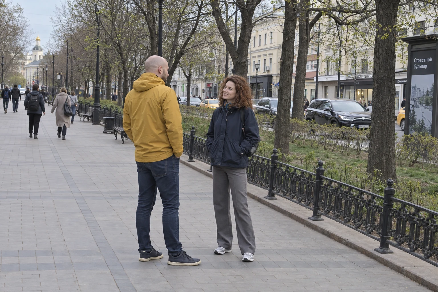 Молодой человек знакомится с девушкой на городской прогулке.