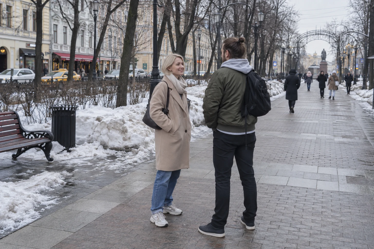 Молодой человек знакомится с девушкой на городской прогулке.