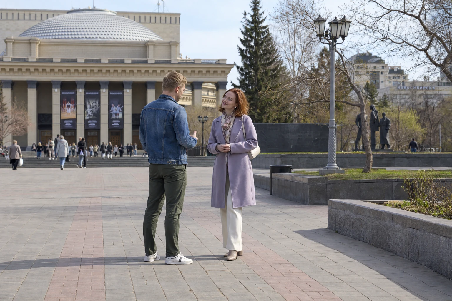 Молодой человек знакомится с девушкой на городской прогулке.
