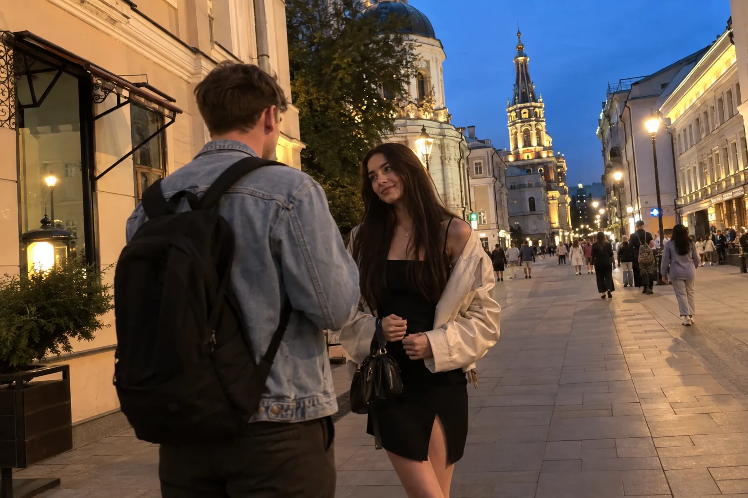 Знакомство на прогулке по Москве: молодой человек разговаривает с девушкой